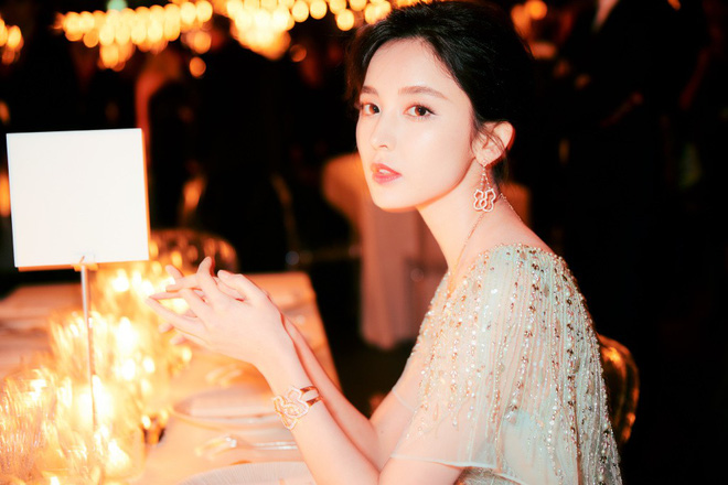 Cannes 2018: Vắng bóng Phạm Băng Băng, mỹ nhân Tân Cương được cư dân mạng khen ngợi hết lời Cannes 2018: Vắng bóng Phạm Băng Băng, mỹ nhân Tân Cương được cư dân mạng khen ngợi hết lời